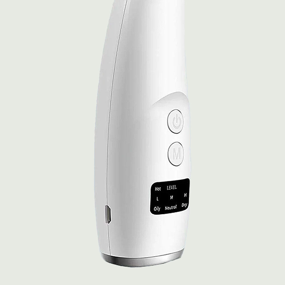 Close-up of digital display screen on white pore cleanser device showing suction intensity levels and heating status for customized deep pore cleaning